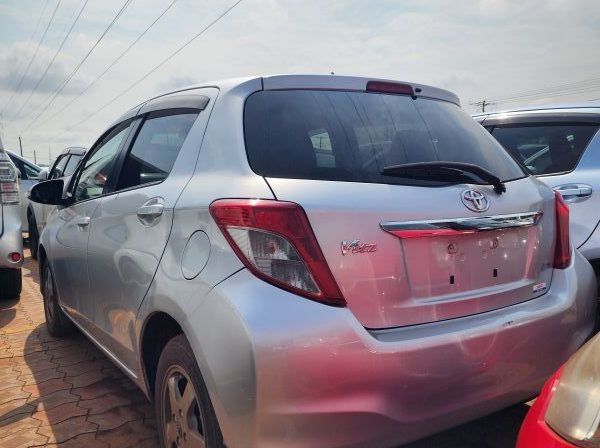 2012 Toyota Vitz pictures