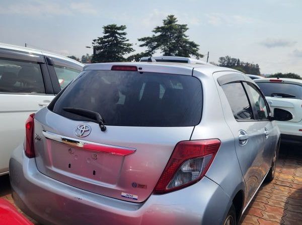 2012 Toyota Vitz pictures