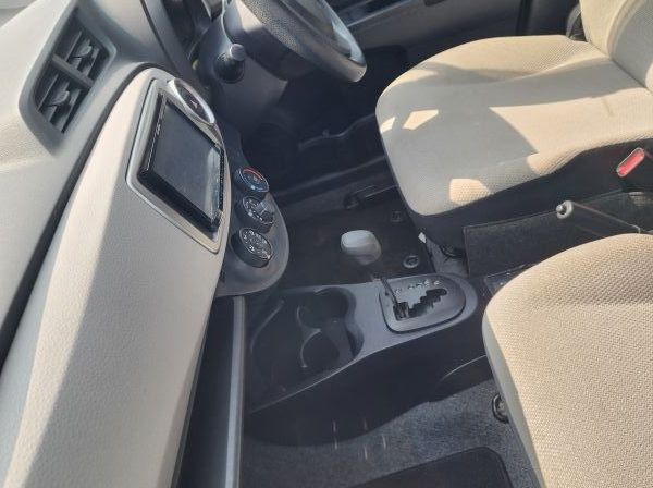 2012 Toyota Vitz pictures