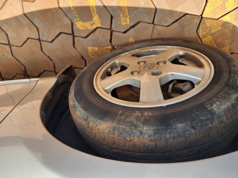 2012 Toyota Vitz pictures