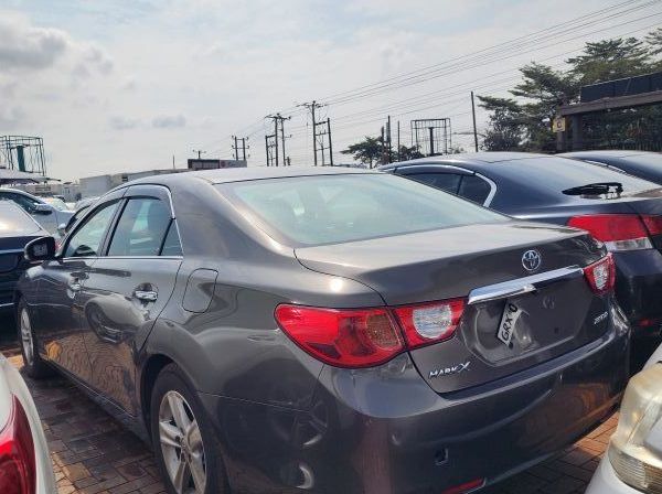 2011 Toyota Mark X pictures