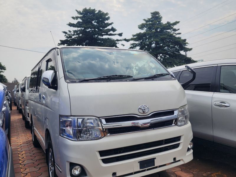 2013 Toyota Hiace pictures