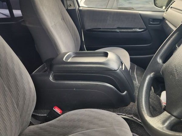 2013 Toyota Hiace pictures