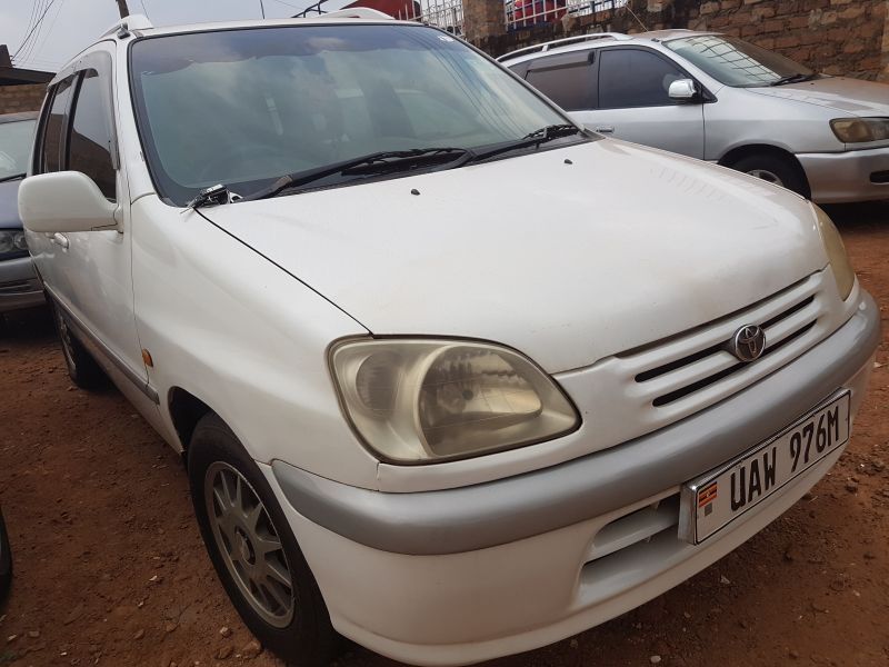 Toyota raum 1999