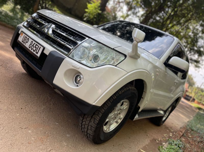 2009 Mitsubishi Pajero GDI pictures
