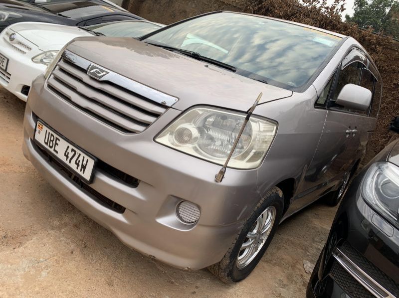 2003 Toyota Noah  pictures