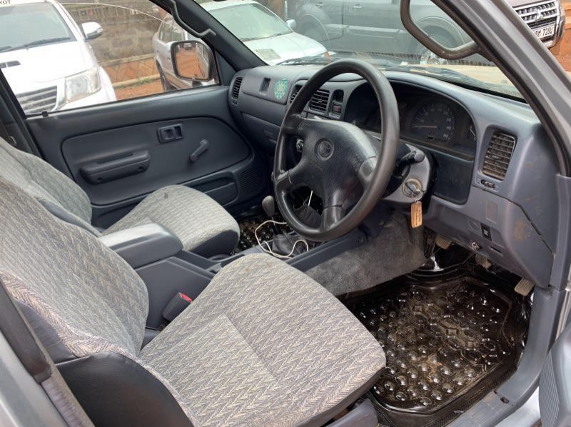 2004 Toyota hilux double cabin pictures