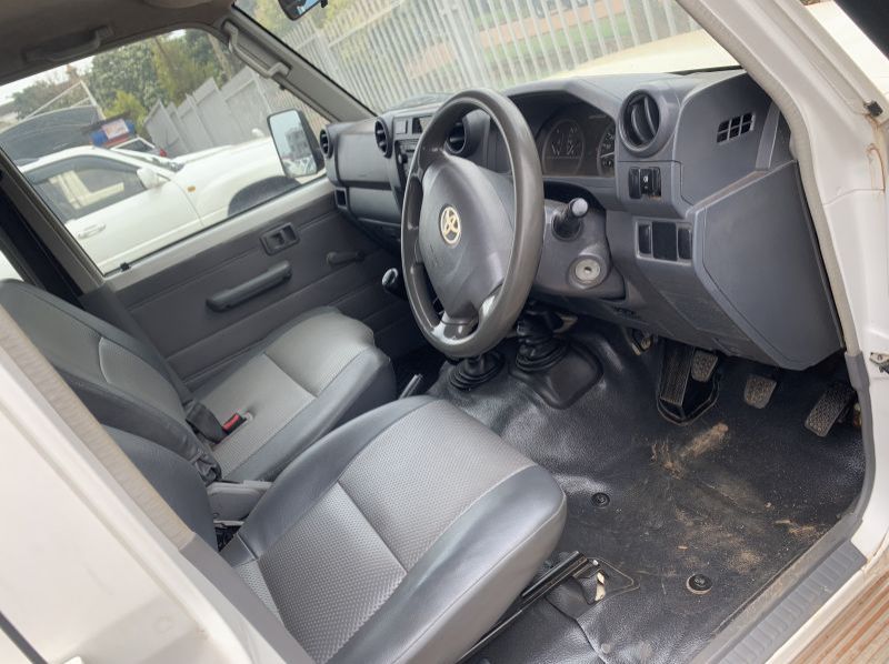 2013 Toyota Land Cruiser Double cabin pictures