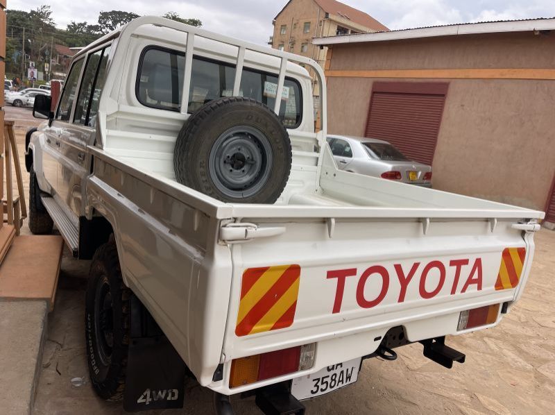 2013 Toyota land cruiser  double cabin pictures