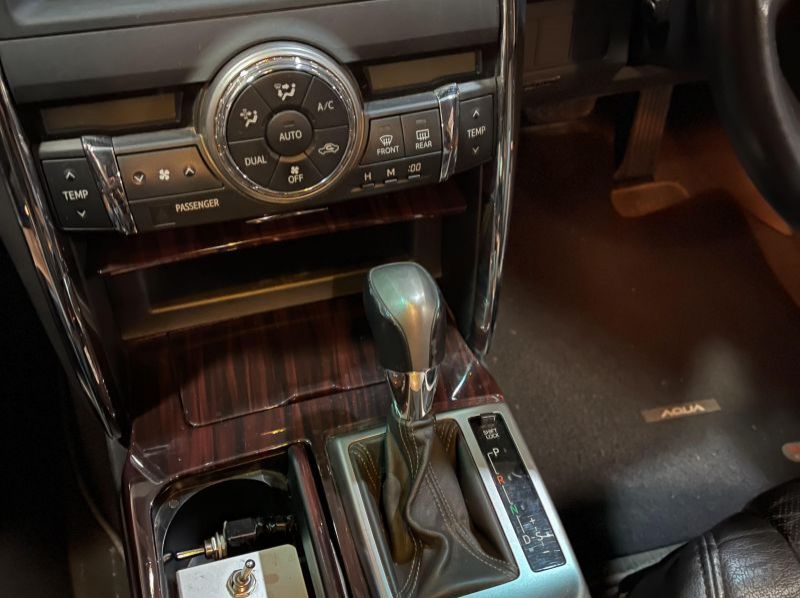 2010 Toyota Mark X pictures