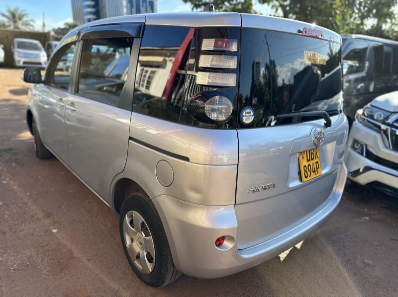 2009 Toyota Sienta pictures
