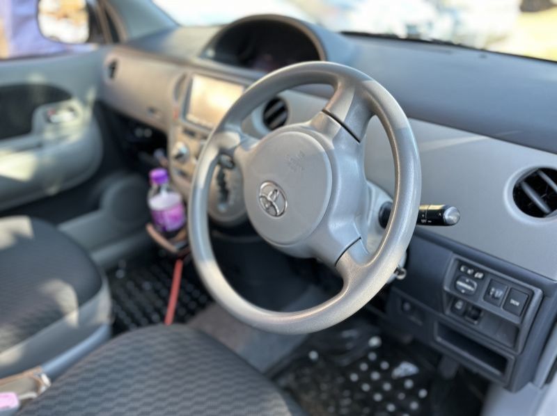 2009 Toyota Sienta pictures