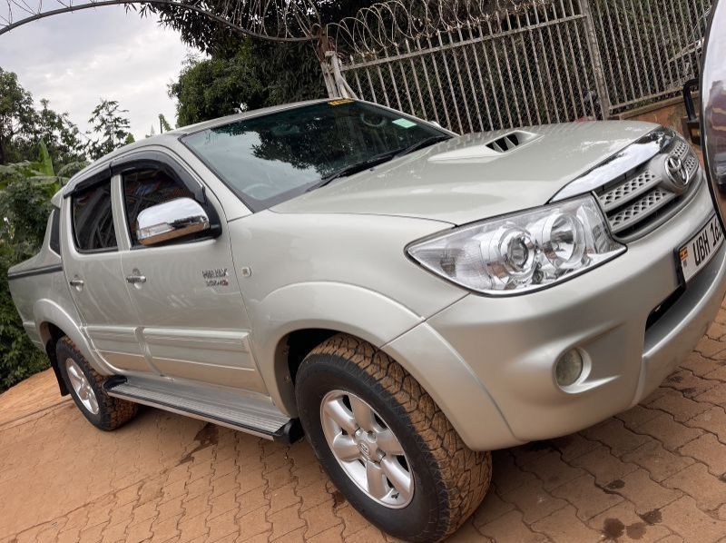 Used Toyota hilux double cabin vigo   for sale in Kampala, Uganda