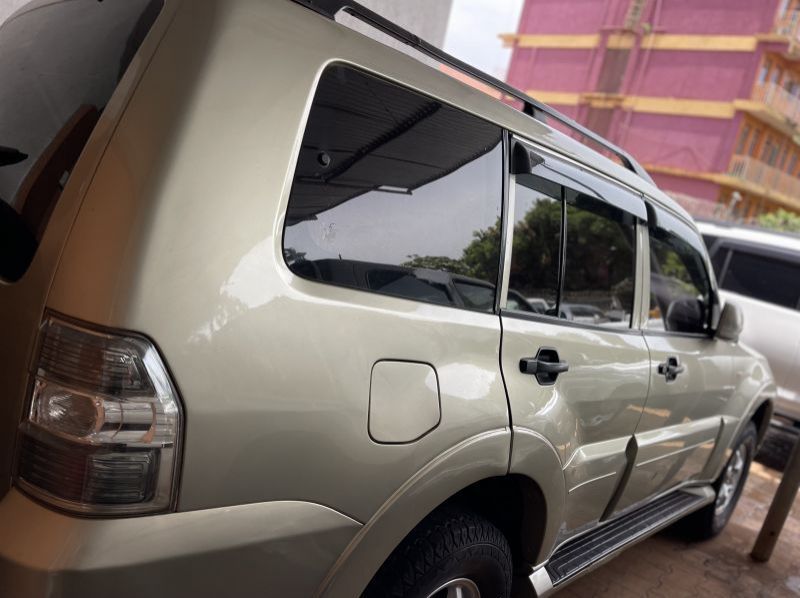 2012 Mitsubishi pajero pictures