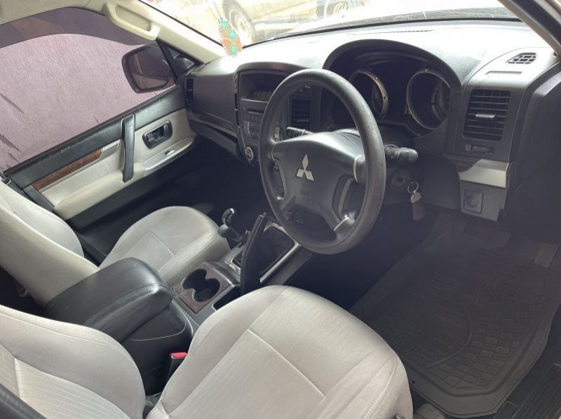 2012 Mitsubishi pajero pictures