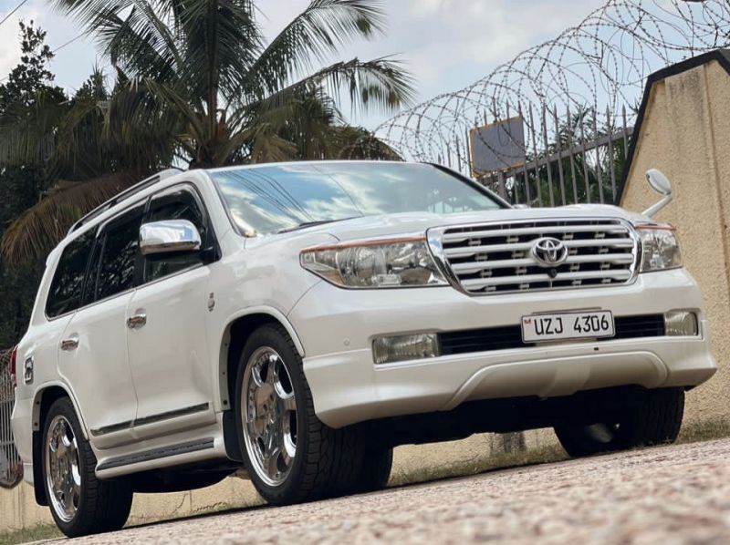 Used Toyota land cruiser v8  for sale in Kampala, Uganda