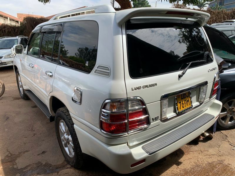 2005 Toyota land cruiser cygnus pictures