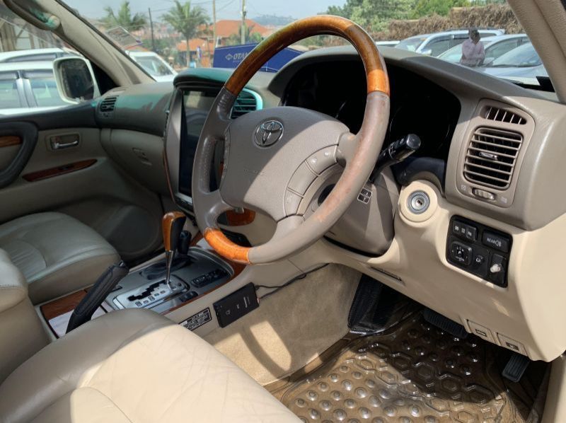 2005 Toyota land cruiser cygnus pictures