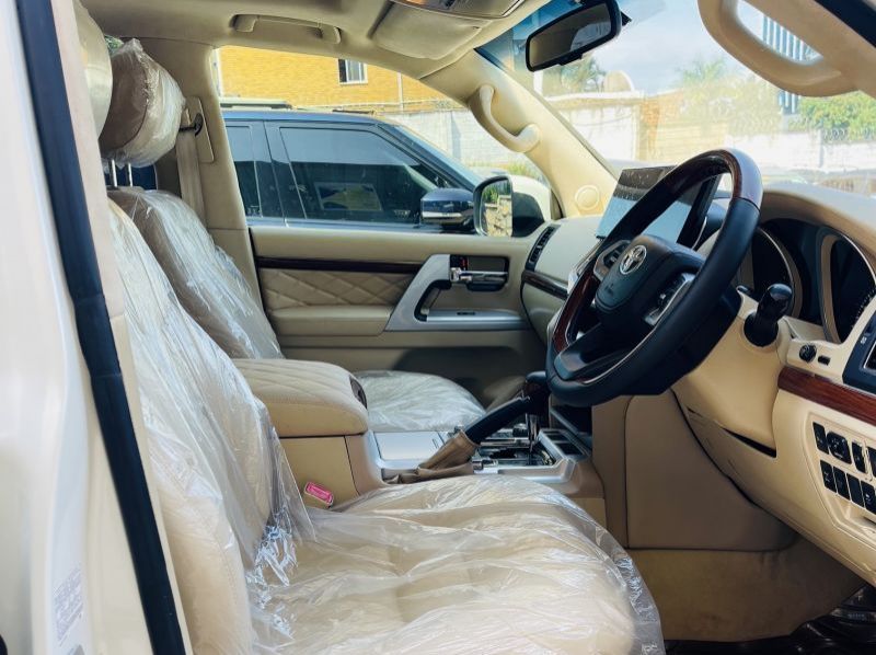 2012 Toyota land cruiser v8 pictures