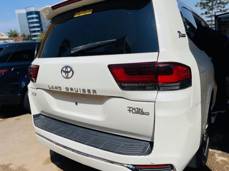 2012 Toyota land cruiser v8 pictures