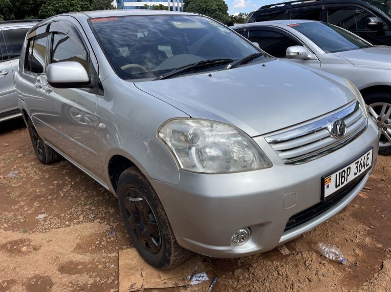2005 Toyota raum pictures