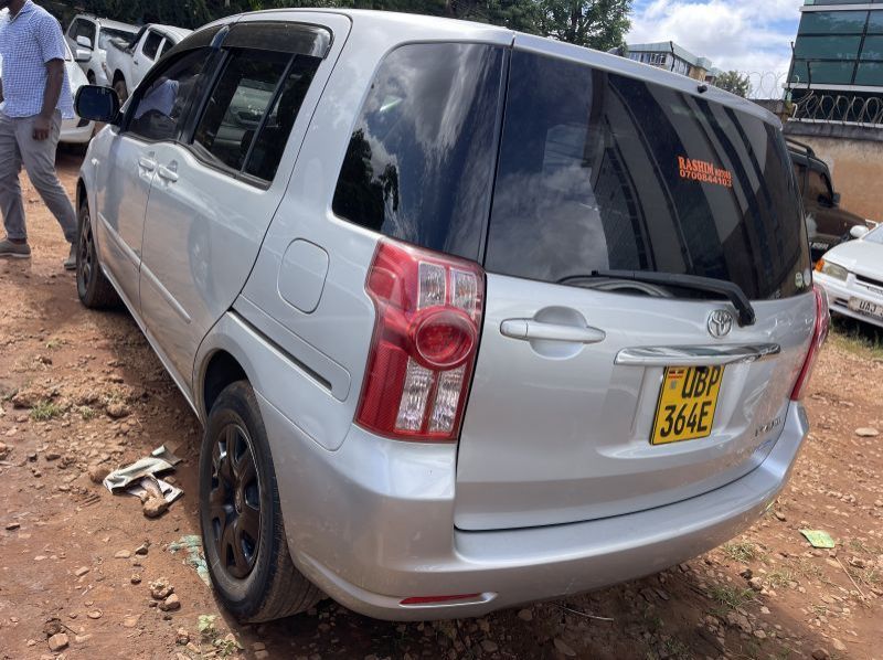 2005 Toyota raum pictures