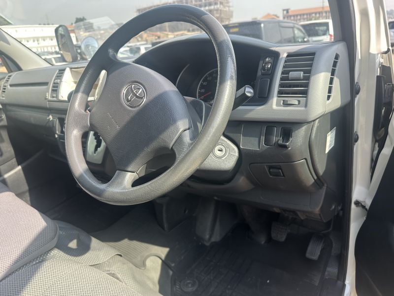 2013 Toyota Hiace photo