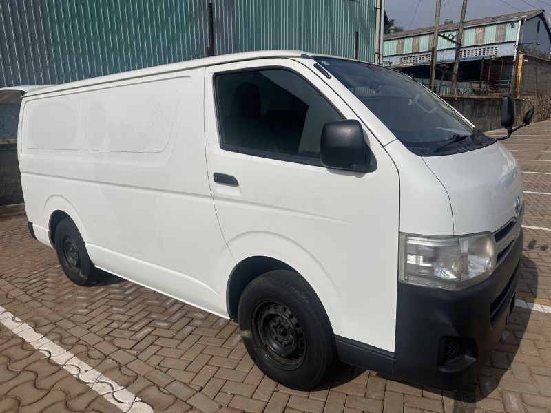 2013 Toyota Hiace photo