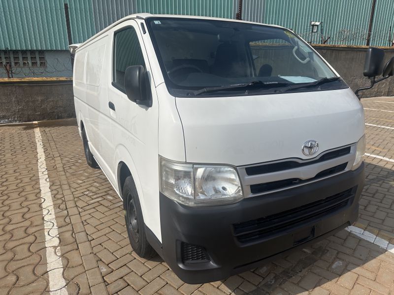2013 Toyota Hiace photo