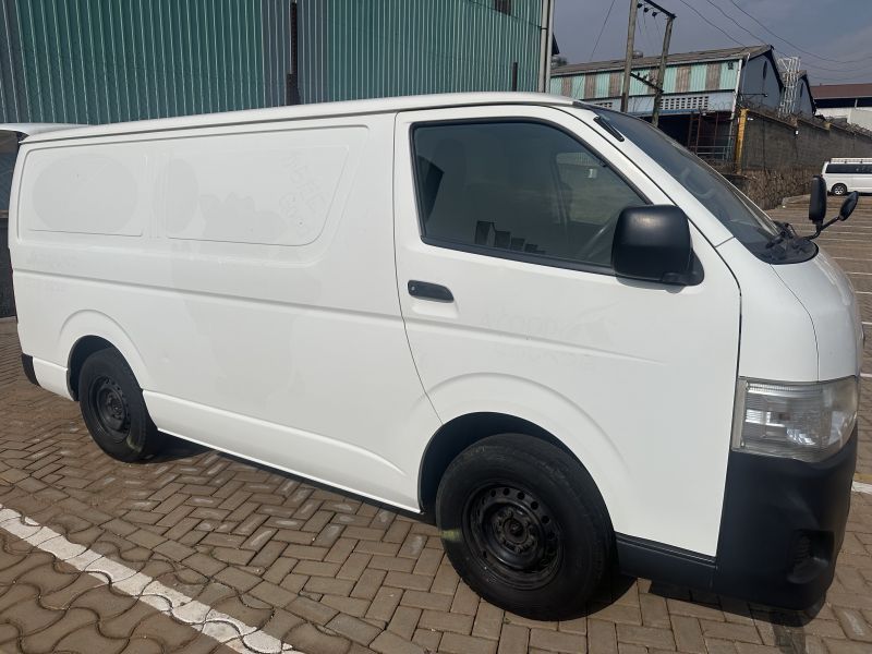 2013 Toyota Hiace photo