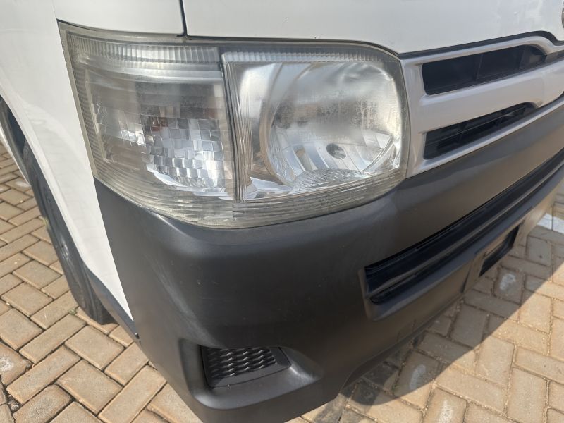2013 Toyota Hiace photo
