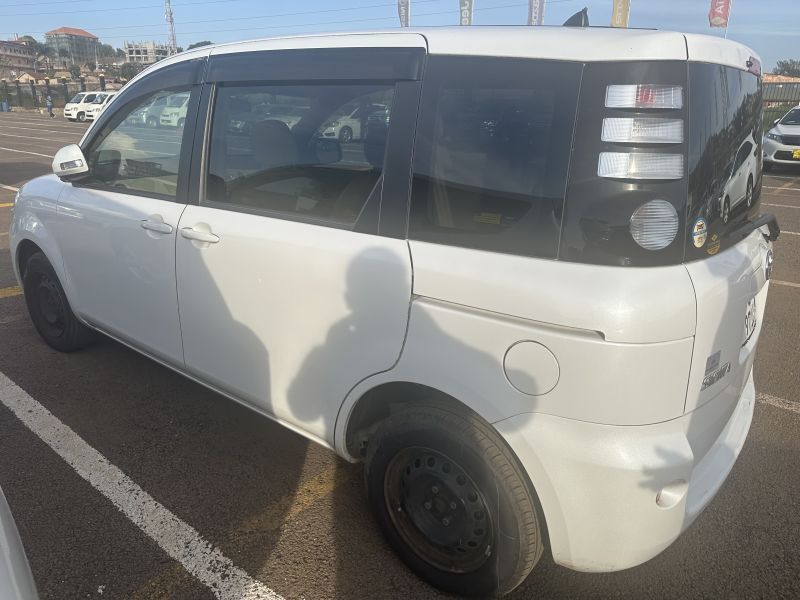 2011 Toyota Sienta photo