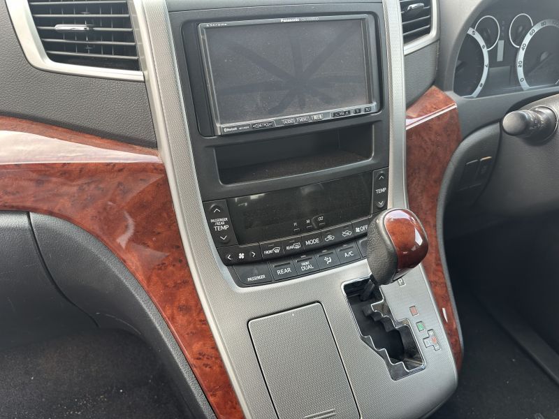 2010 Toyota VELLFIRE photo