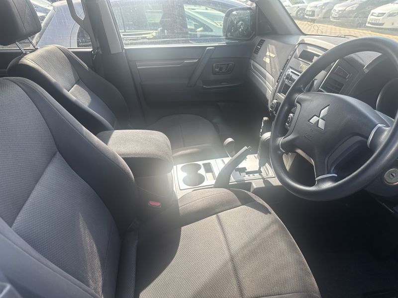 2011 Mitsubishi PAJERO photo