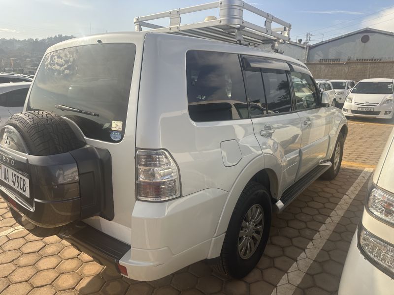 2011 Mitsubishi PAJERO photo