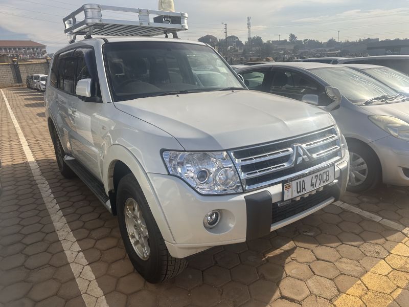 2011 Mitsubishi PAJERO photo