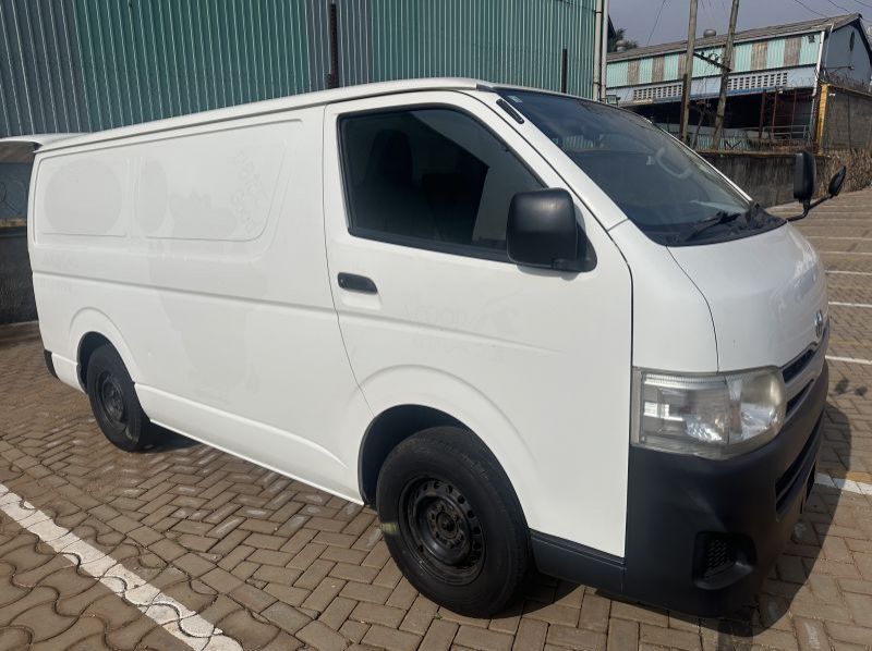 2013 Toyota Hiace pictures