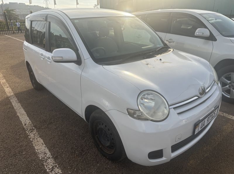 Used Toyota Sienta for sale in Kampala, Uganda
