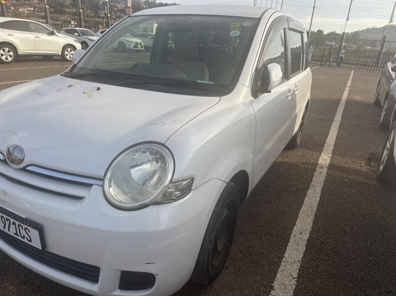 2011 Toyota Sienta pictures