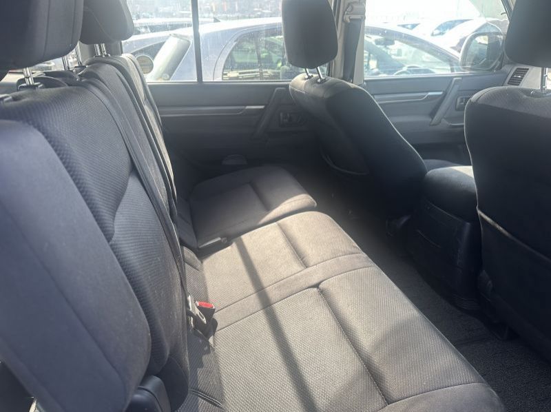 2011 Mitsubishi PAJERO pictures
