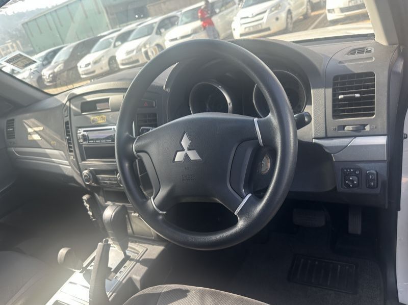 2011 Mitsubishi PAJERO pictures