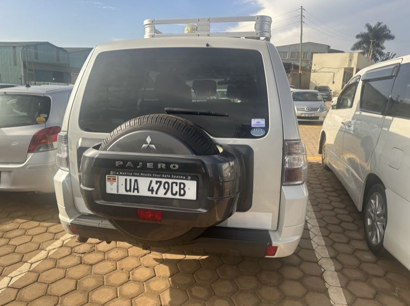 2011 Mitsubishi PAJERO pictures